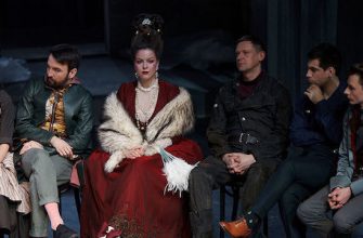 Рецензия на спектакль «Новая квартира», театр им. Е.Вахтангова. Переезжаем!