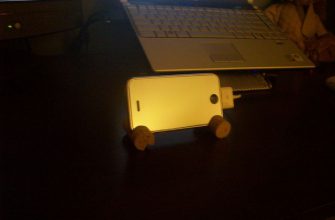 Подставка для телефона из пробки для вина