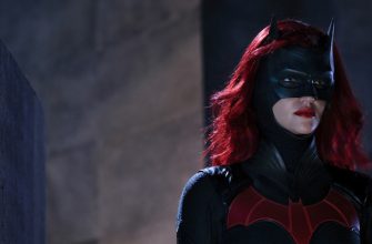 Концовка 3 сезона «Бэтвумен» тизерит появление странного злодея в Arrowverse