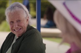 Объяснено, кто на самом деле бабушка на скамейке в фильме «Барби»