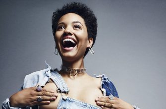 Комедийный детектив со звездой «Флэша» Кирси Клемонс выйдет онлайн на русском - «Убийственный подкаст»